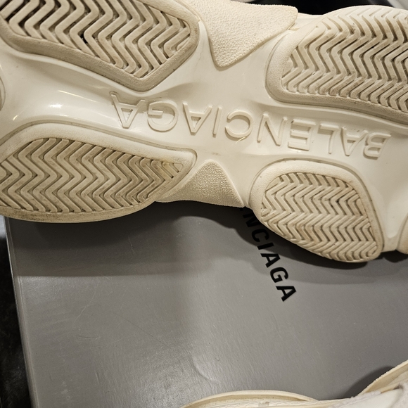 Authentic Balenciaga Triple S - Picture 4 of 7